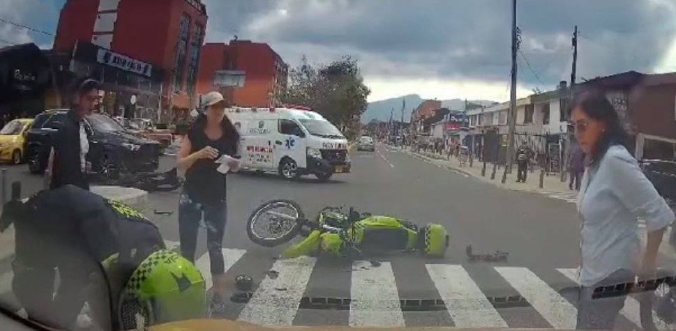 EN VIDEO: Fuerte accidente de policías en el norte de Bogotá 1 EN VIDEO: Fuerte accidente de policías en el norte de Bogotá Dos patrulleros de la Policía sufrieron un fuerte impacto mientras se desplazaban en una motocicleta. Vea el video aquí.