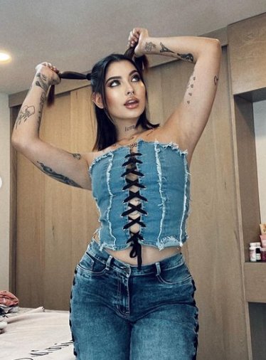 Aida Victoria sorprendió en redes con nuevo look: ¿se parece a la ex de Westcol? 2 Aida Victoria sorprendió en redes con nuevo look: ¿se parece a la ex de Westcol? En las últimas horas, la influenciadora Aida Victoria compartió su cambio look. En redes aseguran que se parece a la exnovia de su actual pareja.