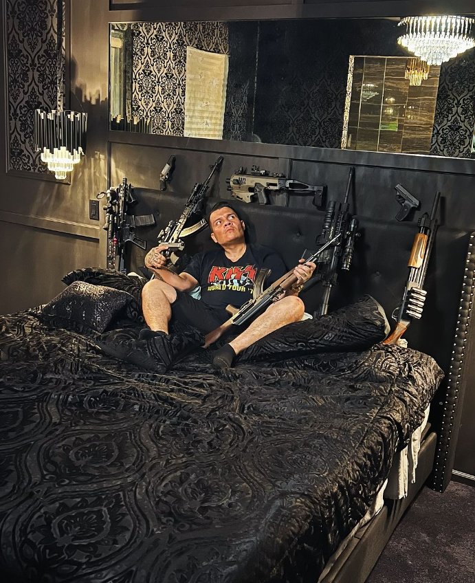 "Hoy me fui a dormir con ellas": la polémica foto de Alzate Alzate compartió a través de redes el arsenal de armas que lo acompañan hasta para dormir y causó polémica en redes.