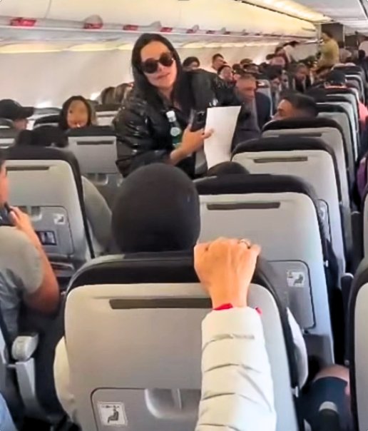 Mujer armó escándalo en un avión por llanto de un bebé 2 Mujer armó escándalo en un avión por llanto de un bebé El hecho se presentó en un avión que cubría la ruta Bogotá- Medellín.