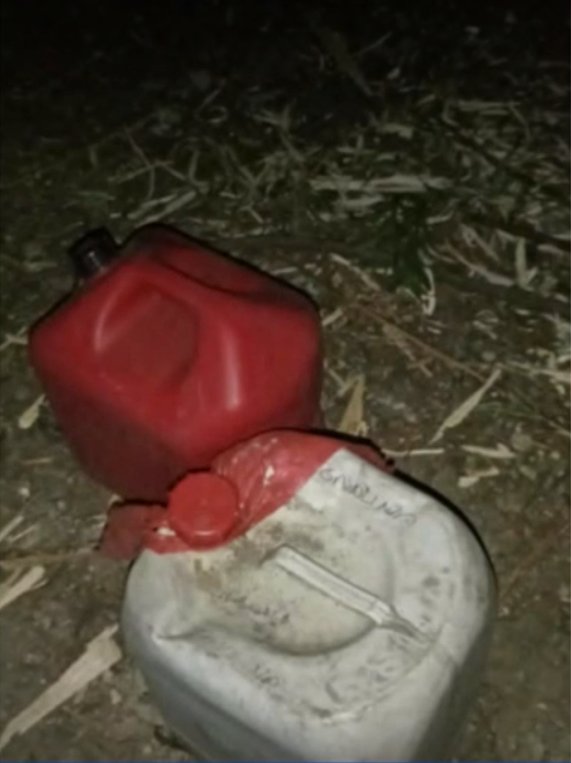 Encuentran gasolina y restos de fogatas en los cerros Habitantes del barrio Bosque Calderón aseguraron haber encontrado galones de gasolina y fogatas recién apagadas en la zona donde se ha generado la fuerte conflagración en los cerros.