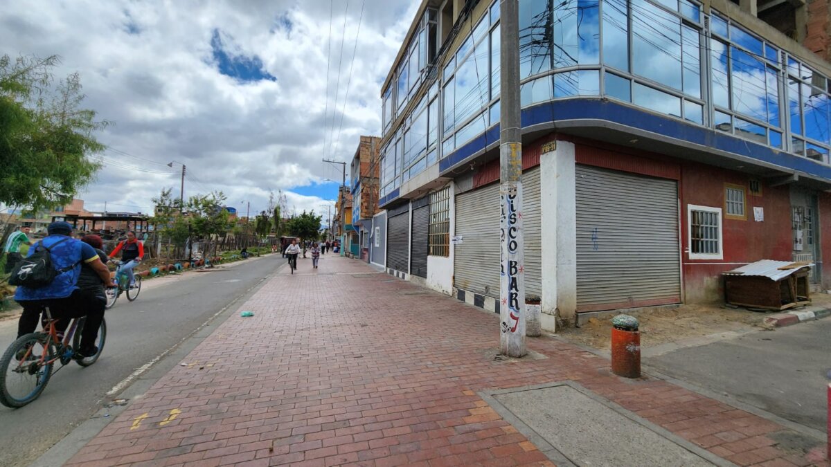 A puñal le quitaron la vida a Javier en un bar de Bosa Un joven identificado como Javier Rodríguez fue agredido, al parecer, por sujetos que habrían llegado hasta un bar ubicado en el barrio porteritos, de Bosa.
