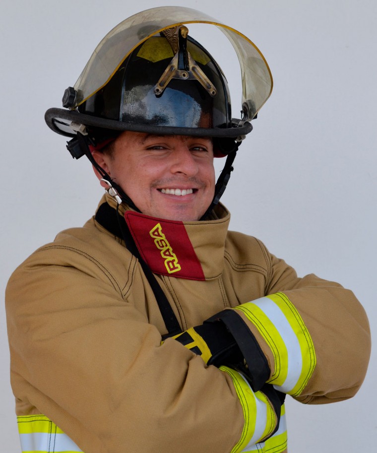 Jhon Díaz, el bombero que murió atendiendo una emergencia El bombero Jhon Díaz murió la tarde de este miércoles en Sopó tras recibir una descarga eléctrica mientras atendía una emergencia.