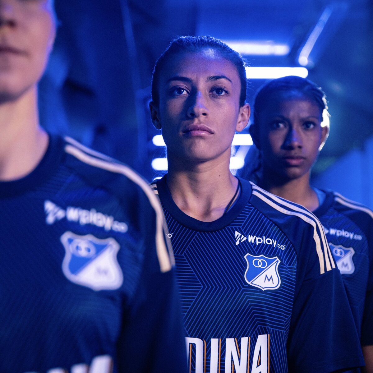 Millonarios estrenará pinta para la Superliga: esta es su nueva camiseta Millonarios presentó su nueva indumentaria para la temporada 2024. La estrenará esta noche (8:00 p.m.), en el partido de vuelta de la Superliga ante Junior en el Campín.