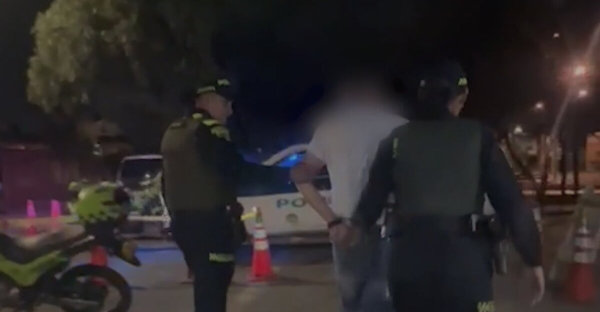 Capturan a pillo que estaba robando un bus del Sitp en Ciudad Bolívar 1 Capturan a pillo que estaba robando un bus del Sitp en Ciudad Bolívar Capturan a delincuente que se encontraba robando un bus del Sitp. Los hechos se registraron en la localidad de Ciudad Bolívar.