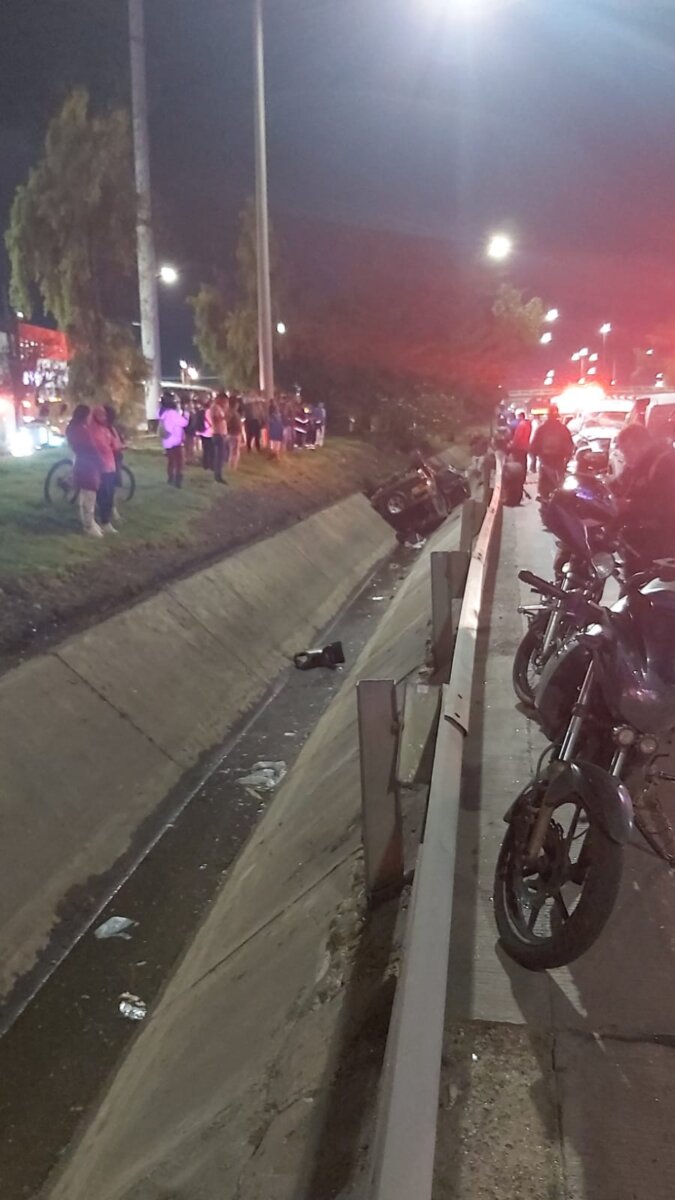 Grave accidente en la Autopista Norte: camioneta cayó a un caño Dos conductores resultaron heridos; uno de ellos se encuentra en grave estado de salud.