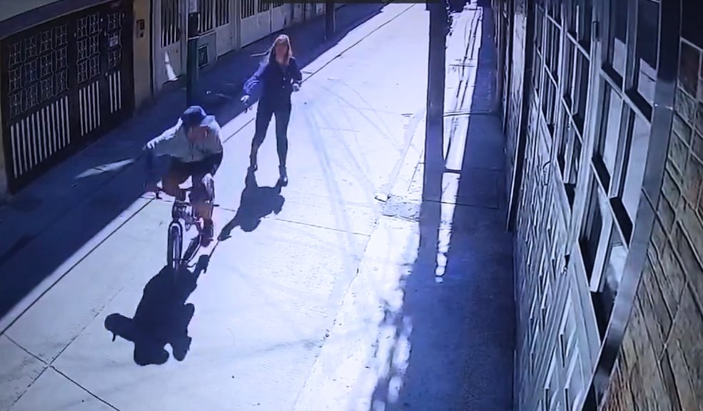 EN VIDEO: A correazos mujer intentó detener a ladrones en Kennedy Los hechos de inseguridad son cada vez más alarmantes en Bogotá, donde a diario se registran diferentes robos. El más reciente hecho ocurrió en el sector de Patio Bonito, en Kennedy, donde una mujer intentó detener a ladrones a punta de correazos.