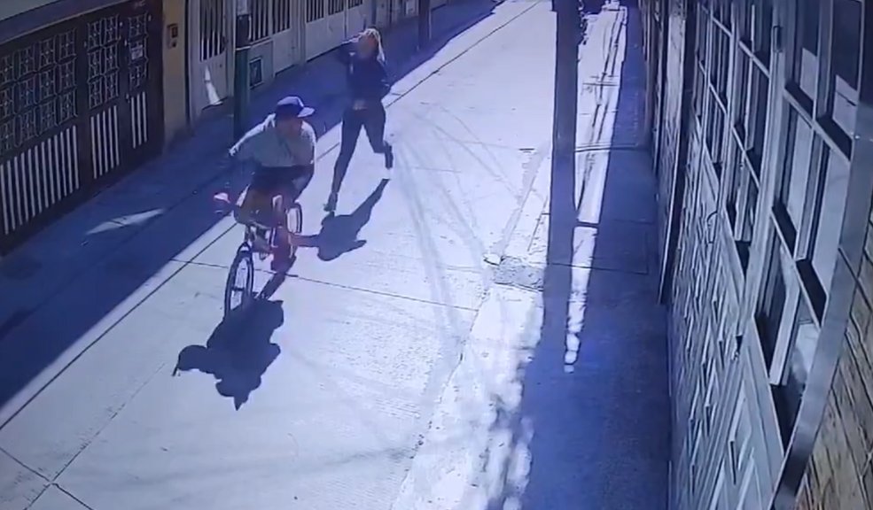 EN VIDEO: A correazos mujer intentó detener a ladrones en Kennedy Los hechos de inseguridad son cada vez más alarmantes en Bogotá, donde a diario se registran diferentes robos. El más reciente hecho ocurrió en el sector de Patio Bonito, en Kennedy, donde una mujer intentó detener a ladrones a punta de correazos.