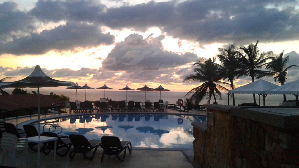 Escándalo por trío sexual que involucra a un funcionario público El secretario de Hacienda del Bolívar renunció a su cargo tras verse envuelto en un escándalo por un trío al interior del Country Club, en la sede se Sabanilla, Puerto Colombia (Atlántico).