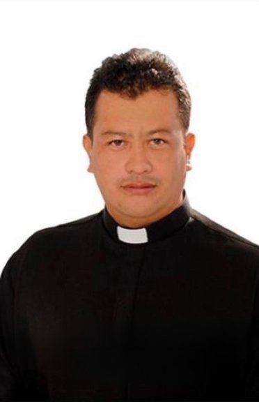 ¿Con la sotana manchanda? Acusan al cura Wilson Sandoval de abuso 1 ¿Con la sotana manchanda? Acusan al cura Wilson Sandoval de abuso Q'HUBO habló con la madre del menor que habría sido abusado por el cura Sandoval y nos contó los dolorosos detalles de este caso. Es de resaltar que el párroco ya tenía cinco investigaciones por delitos sexuales.
