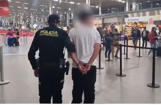 Descubren caja con 20 kilos de droga en el aeropuerto El Dorado 2 Descubren caja con 20 kilos de droga en el aeropuerto El Dorado Una perrita del aeropuerto El Dorado, encontró una caja que contenía droga y que provenía de la ciudad de Cali, con destino a San Andrés.