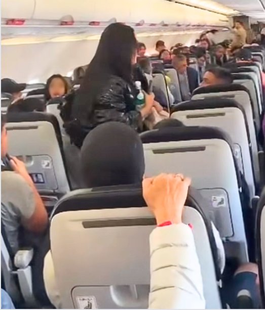 Mujer armó escándalo en un avión por llanto de un bebé 1 Mujer armó escándalo en un avión por llanto de un bebé El hecho se presentó en un avión que cubría la ruta Bogotá- Medellín.