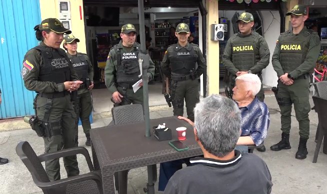 Autoridades acompañan a comerciantes víctimas de extorsión 1 Autoridades acompañan a comerciantes víctimas de extorsión En una acción coordinada entre la Policía, el Ejército Nacional, el respaldo de la Alcaldía de Bogotá y Secretaría de Seguridad, se llevó a cabo un operativo en el sector del 7 de Agosto, con el objetivo de fortalecer la seguridad en esta zona y combatir la extorsión.