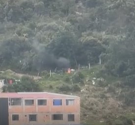 Pillan a un hombre prendiendo una fogata en los cerros orientales 1 Pillan a un hombre prendiendo una fogata en los cerros orientales El hombre fue captado cuando se encontraba prendiendo una fogata en la parte baja de los cerros orientales.