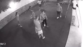 Jessi Uribe le pegó tremendo golpe a Paola Jara 1 Jessi Uribe le pegó tremendo golpe a Paola Jara En un video quedó registrado el momento en el que el cantante le pega un balonazo a su esposa durante un partido de voleibol. Vea la grabación aquí.