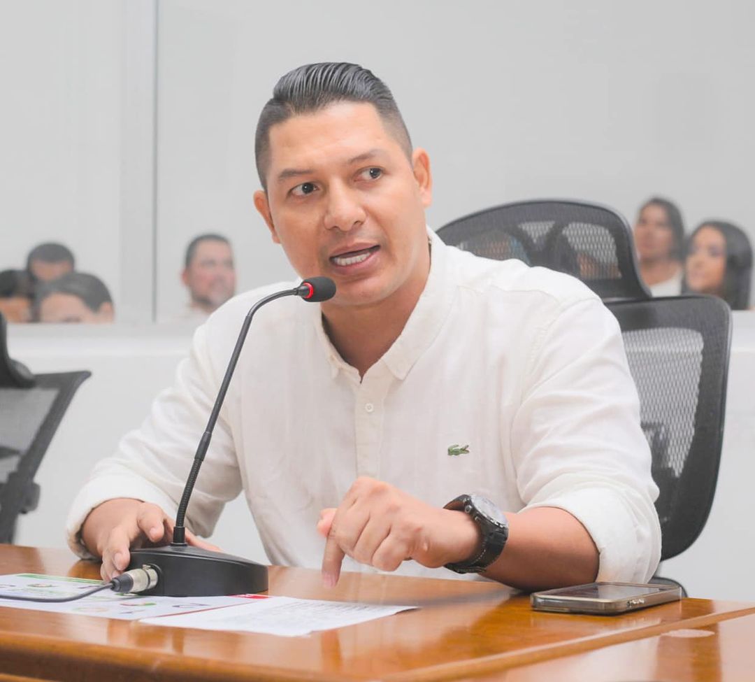 Polémica por video de concejal con fajos de billetes y un arma 1 Polémica por video de concejal con fajos de billetes y un arma Todo un escándalo se generó recientemente, luego de que se viralizara un video en el que aparece el concejal de Neiva, Abel Mendoza Vásquez, en un carro mostrando varios fajos de billetes.