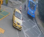 EN VIDEO: Conductor arrolla a perrito que cae de un taxi 1 EN VIDEO: Conductor arrolla a perrito que cae de un taxi El perrito cae de un taxi en movimiento y un conductor del Sitp resulta arrollándolo. Aquí está el video.