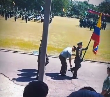 EN VIDEO: Conmovedor gesto de intendente que se quitó su zapato y se lo dio a un patrullero El intendente le dio su zapato a un patrullero que estaba marchando y que se le había dañado el calzado que llevaba puesto.