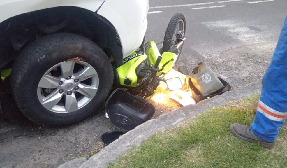 Autoridades buscan a falsos policías que intentaron robar millonaria suma de dinero 1 Autoridades buscan a falsos policías que intentaron robar millonaria suma de dinero En la tarde de este lunes, dos sujetos disfrazados de policías intentaron robar a los pasajeros de una camioneta de alta gama y desataron una balacera en el norte de Bogotá. Las autoridades se encuentra investigando los hechos para encontrar a los delincuentes.