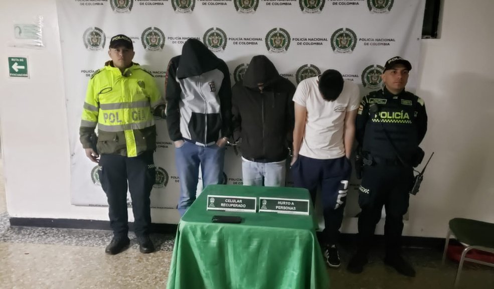 Capturan a pillos que le estaban realizando paseo millonario a una pareja En el marco de la estrategia 'Bogotá Camina Segura', implementada para combatir los delitos de extorsión y hurto, las autoridades lograron la captura en flagrancia de tres delincuentes que perpetraban un paseo millonario a una pareja en la localidad de Antonio Nariño.