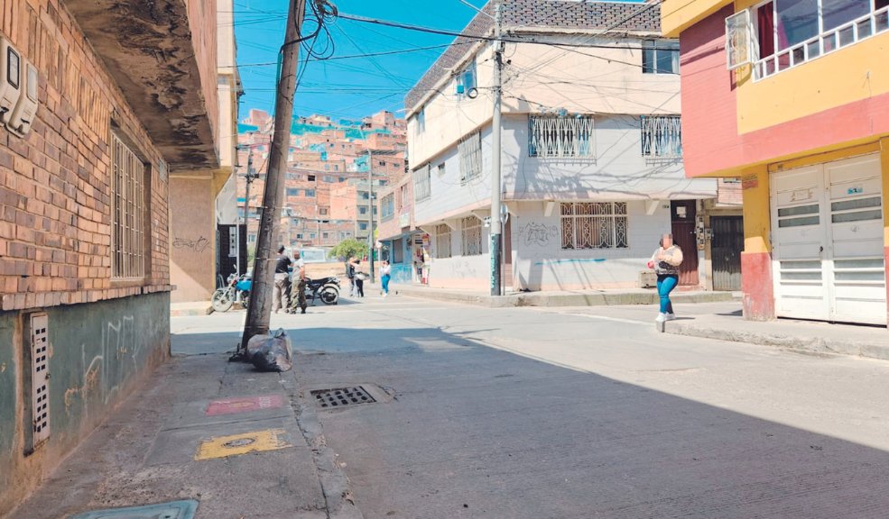 Ciudad Bolívar: investigan crimen a bala de menor de 17 años en el barrio México Bajo materia de investigación se encuentra en estos momentos un crimen con arma de fuego que se presentó la noche de este jueves en el barrio México, de Ciudad Bolívar. Un menor de edad fue impactado en una de las calles del sector cuando caminaba junto a su pareja sentimental.