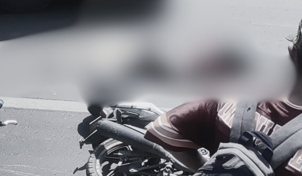 Un hombre y un niño murieron en accidente de tránsito en la Av. Ciudad de Cali El motociclista y su acompañante, un menor de edad, perdieron la vida en un trágico accidente de tránsito esta tarde.