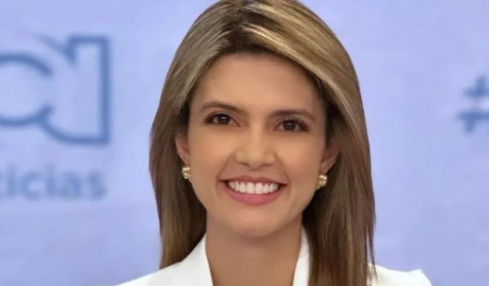 Presentadora de Noticias RCN sufrió duro golpe en la cabeza en plena emisión Durante la jornada del 27 de enero de 2024, una de las reporteras de los fines de semana de Noticias, del Canal RCN, experimentó un accidente laboral mientras se preparaba para presentar un informe desde su ubicación.