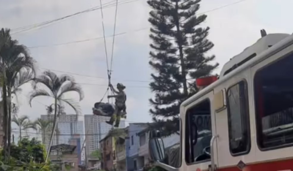 Bomberos rescataron a mujer con obesidad mórbida que se encontraba en un sexto piso 1 Bomberos rescataron a mujer con obesidad mórbida que se encontraba en un sexto piso Los bomberos rescataron a una mujer con obesidad mórbida que sufrió un accidente cuando se encontraba en su apartamento ubicado en el sexto piso.