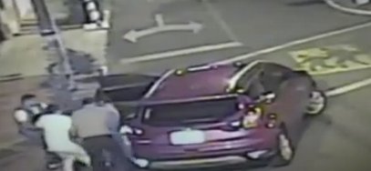 Pillos intentaron robar camioneta en Kennedy En una cámara de vigilancia del barrio Américas Occidental, de la localidada de Kennedy quedó registrado el momento en el que delincuentes intentan robarle una camioneta de alta gama a dos jóvenes.