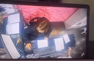 'Epa Colombia' fue víctima de robo en su empresa 1 'Epa Colombia' fue víctima de robo en su empresa 'Epa Colombia' denunció recientemente a través de sus redes sociales que fue víctima de robo al interior de una de las instalaciones de su empresa de keratinas. El robo quedó registrado en video.
