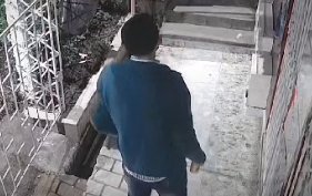 Seis sujetos golpearon y apuñalaron a un joven por robarlo en Usme 1 Seis sujetos golpearon y apuñalaron a un joven por robarlo en Usme En una cámara de vigilancia quedó registrado el violento atraco del que un joven fue víctima cuando llegaba a su casa en Usme. Los bandidos lo golpearon y apuñalaron.
