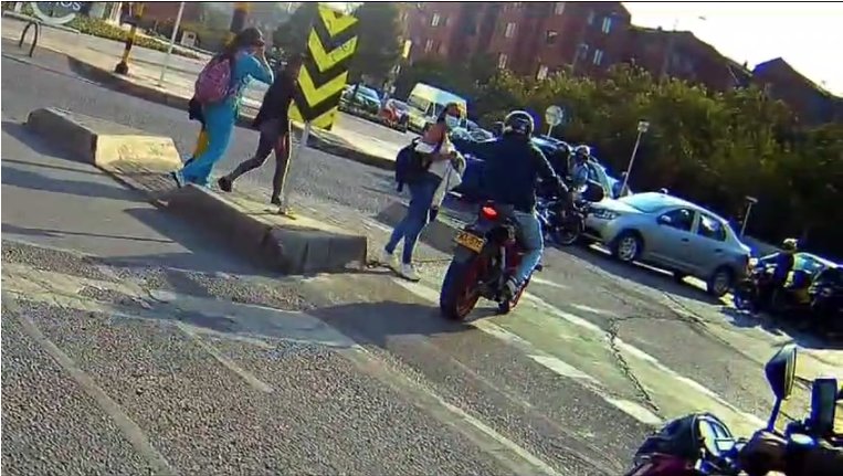 EN VIDEO: Indignante robo en plena calle En un video registraron el indignante robo que se presentó la tarde de este jueves en la Av. Boyacá con calle 167, en la localidad de Suba, donde un motoladrón le rapó el celular a una mujer que caminaba por un cruce peatonal.