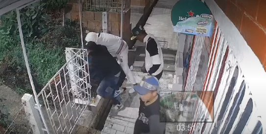 Seis sujetos golpearon y apuñalaron a un joven por robarlo en Usme 2 Seis sujetos golpearon y apuñalaron a un joven por robarlo en Usme En una cámara de vigilancia quedó registrado el violento atraco del que un joven fue víctima cuando llegaba a su casa en Usme. Los bandidos lo golpearon y apuñalaron.