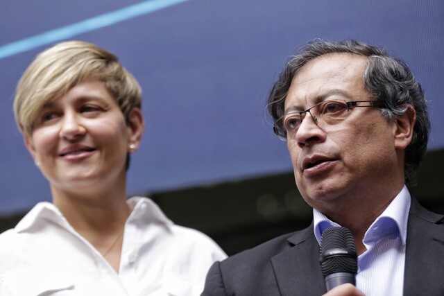 Gobierno defiende millonarias contrataciones en favor de la primera dama La Presidencia de la República respondió ante los polémicos gastos para el servicio de la primera dama, en donde se incluye un séquito de personas donde habría una amiga cercana, un maquillador y hasta un fotógrafo contratados para la Verónica Alcocer.