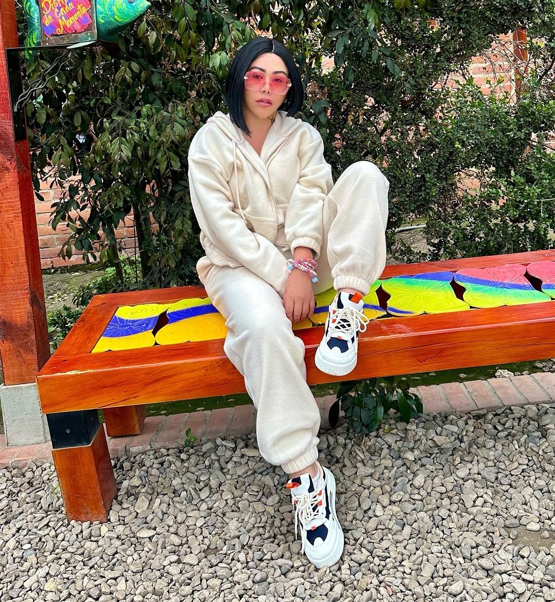 Yina Calderón dijo que pilló a Carolina Cruz 'mal parqueada' en una fiesta 1 Yina Calderón dijo que pilló a Carolina Cruz 'mal parqueada' en una fiesta Nuevamente, la polémica empresaria de fajas, Yina Calderón, vuelve a dar de qué hablar; en esta ocasión, se refirió a la vez que se encontró a Carolina Cruz drogada en una fiesta.