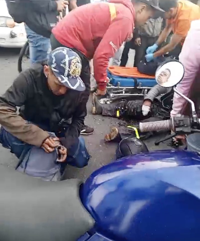 ¡Indignante! Pillo aprovecha accidente de tránsito para robar 1 ¡Indignante! Pillo aprovecha accidente de tránsito para robar Cuando la comunidad se encontraba auxiliando a la persona accidentada, un sujeto aprovechó para robar sus pertenencias. El hecho quedó registrado en video.