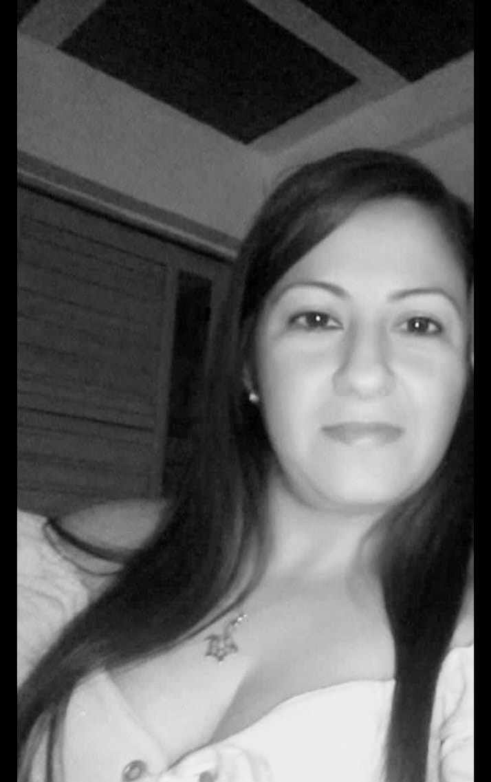 ¡Infame! Estaba capturado, lo dejaron libre y llegó a asesinar a su ex En video quedó registrado como el hombre persigue a la mujer con machete en mano y posteriormente la agrede hasta la muerte.