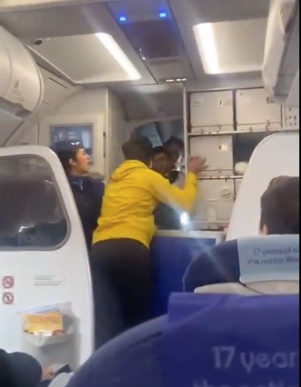 ¡Insólito! Pasajero golpea a piloto de avión por retraso en el vuelo 1 ¡Insólito! Pasajero golpea a piloto de avión por retraso en el vuelo A pesar de los intentos del personal de la aeronave por calmar la situación, el hombre agredió física y verbalmente al piloto.