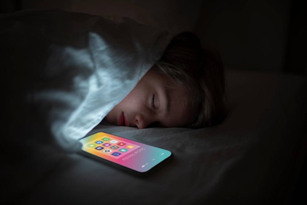 ¡Ojo! Conozca los riesgos de dormir con el celular bajo la almohada En la era digital, es común que muchos de nosotros mantengamos nuestros teléfonos cerca, incluso mientras dormimos. Sin embargo, expertos advierten sobre los riesgos asociados con la práctica de colocar el celular bajo la almohada.