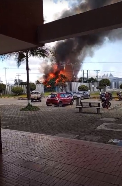 ¡Última hora! Se presenta grave incendio en fábrica de la vía Bogotá - Siberia En horas de la tarde de este martes, se presenta un fuerte incendio en la vía que comunica a Bogotá con Siberia.