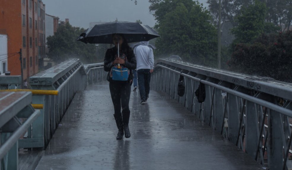 ¡Un alivio! Lluvia calma el calor de Bogotá 9 ¡Un alivio! Lluvia calma el calor de Bogotá En la tarde de este miércoles las calles de la capital volvieron a llenarse de agua, aliviando las altas temperaturas que se viven por el fenómeno del Niño.