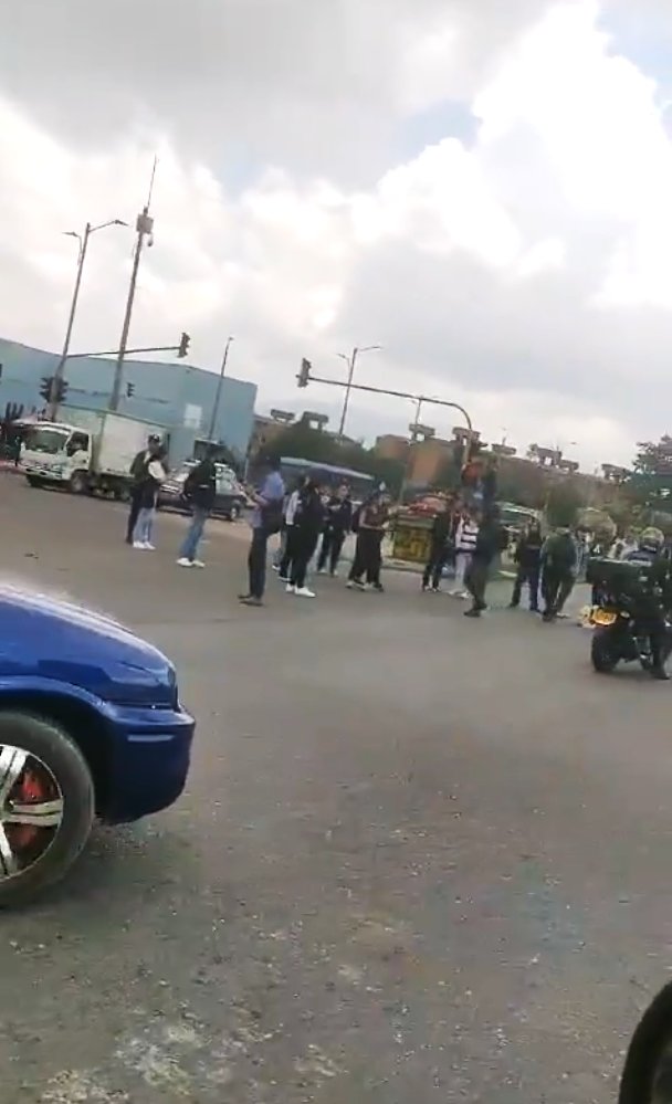A esta hora se presentan manifestaciones en inmediaciones a la Universidad Distrital 1 A esta hora se presentan manifestaciones en inmediaciones a la Universidad Distrital La manifestación se ubica en la Av. Villavicencio con Av. Gaitán Cortés, muy cerca a la universidad Distrital.
