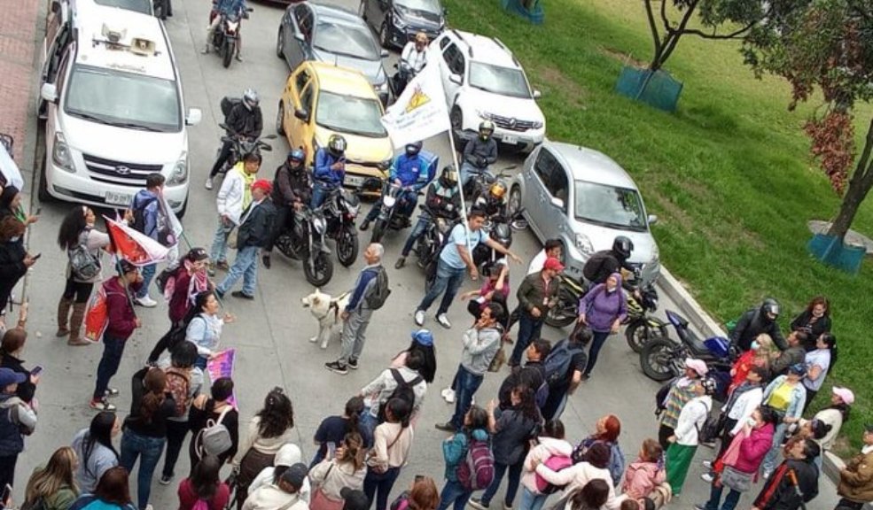 A esta hora se presentan manifestaciones en la calle 26 Los manifestantes se encuentran bloqueando la calle 26 (Av. Dorado) con carrera 67.