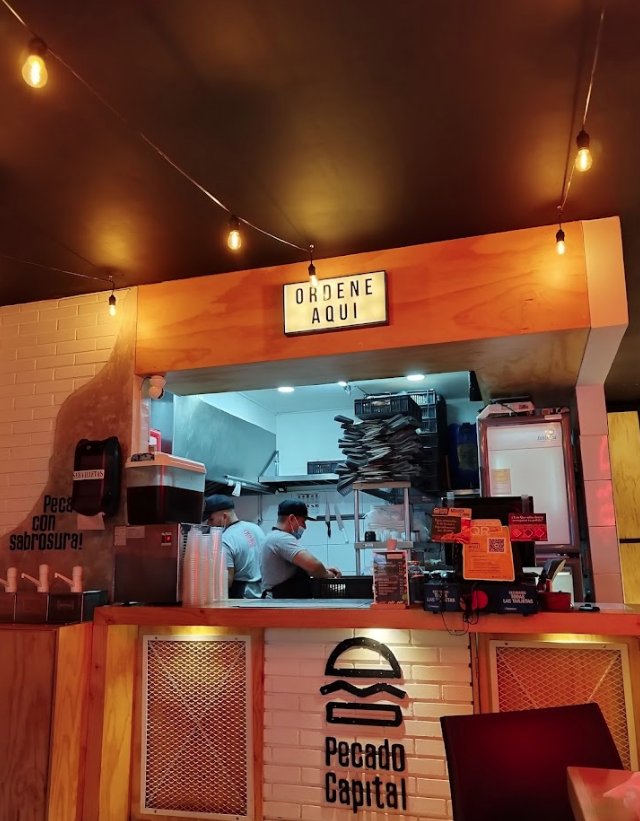 A mano armada atracaron restaurante de hamburguesas en Cedritos Dos pillos en moto cometieron un atraco a mano armada al interior de un restaurante de hamburguesas en el barrio Cedritos, en la localidad de Usaquén.