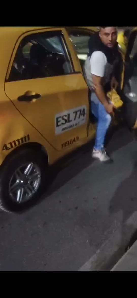 Accidente de tránsito cobró la vida de Carolina: taxista involucrado se dio a la fuga 2 Accidente de tránsito cobró la vida de Carolina: taxista involucrado se dio a la fuga Un taxista arrolló la motocicleta en la que se movilizaba Carolina Moreno tras cruzarse un semáforo en rojo. Según le denunció la comunidad a Q'HUBO, el conductor presuntamente conducía en estado de embriaguez, por lo que después de ver la escena se dio a la fuga.