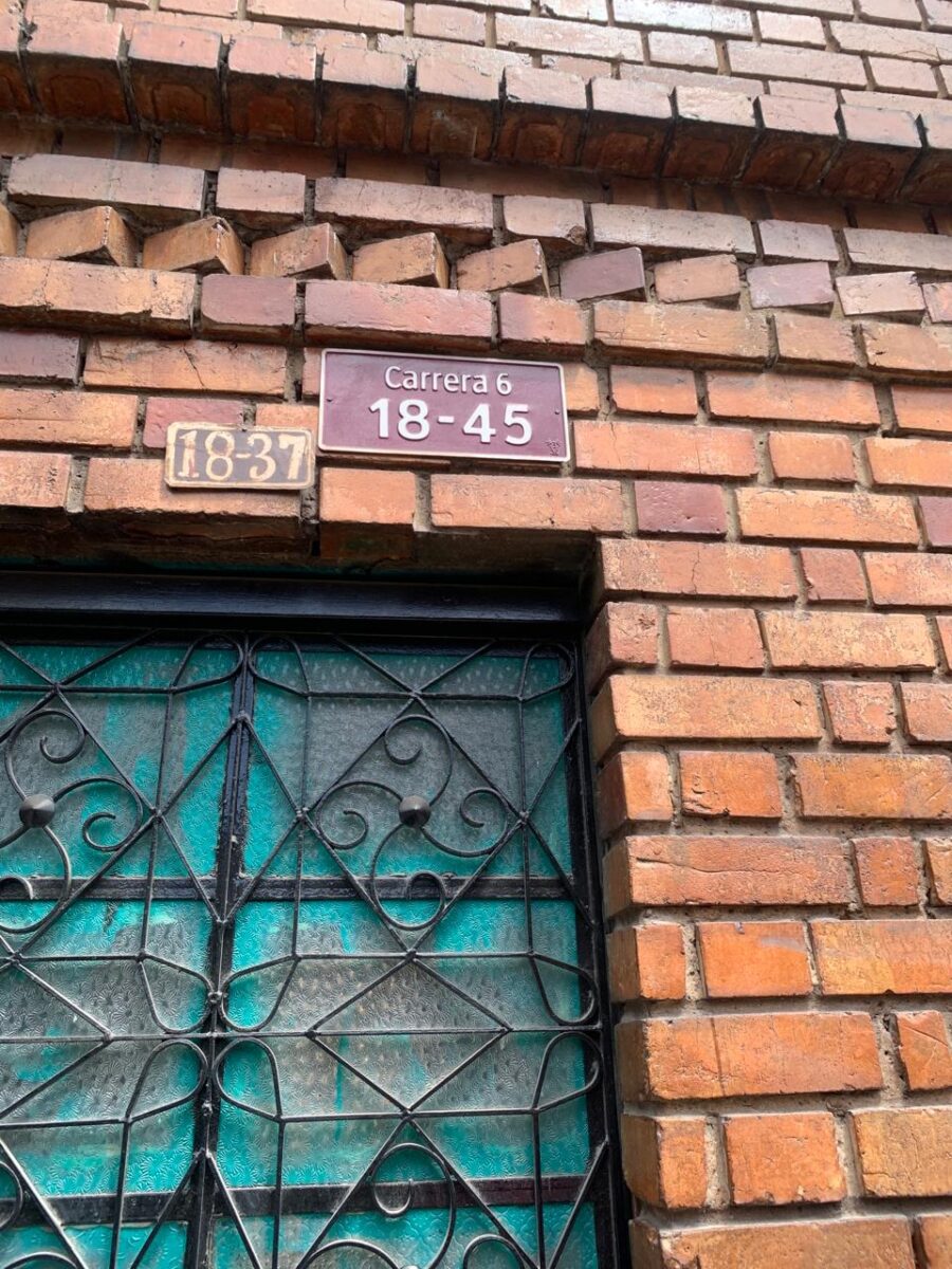 Adulto mayor falleció tras caer de una vivienda en Soacha 1 Adulto mayor falleció tras caer de una vivienda en Soacha Un hecho desafortunado en horas de la noche de este miércoles, cobró la vida de un hombre de 67 años, quien se encontraba haciendo un trabajo en una vivienda del barrio San Luis, en Soacha.