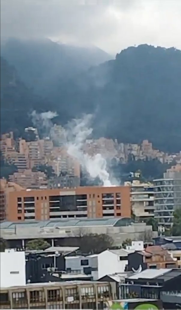 Alerta por columna de humo en la Zona T 1 Alerta por columna de humo en la Zona T En este momento se registra una gran columna de humo en inmediaciones al centro comercial Andino.