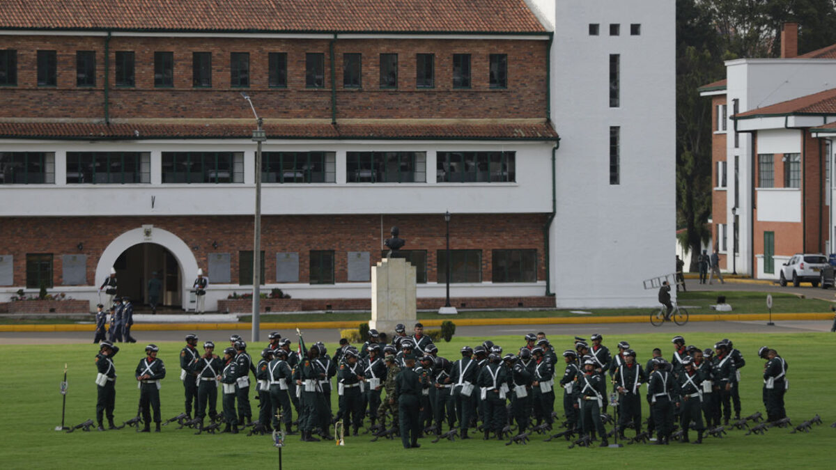 Revelan que el cadete que murió llegó al hospital con neumonía severa 1 Revelan que el cadete que murió llegó al hospital con neumonía severa Siguen surgiendo cuestionamientos con respecto al brote que ya dejó un cadete muerto y 268 más están en peligro al interior de la Escuela Militar.