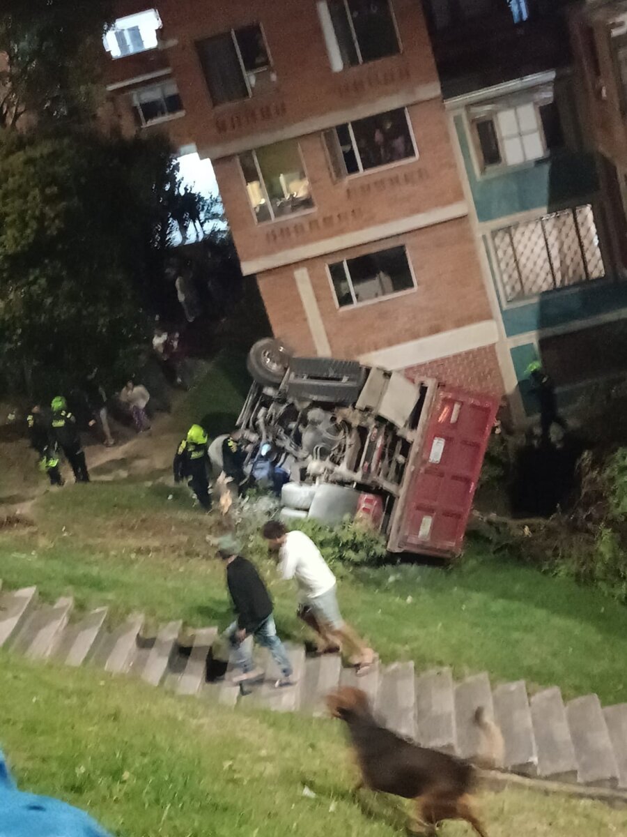 Aparatoso accidente de volqueta en Las Palmas 1 Aparatoso accidente de volqueta en Las Palmas Un aparatoso accidente de una volqueta se presentó en la noche de este jueves por los lados del mirador Las Palmas, en el sector de Arborizadora Media de la localidad de Ciudad Bolívar.