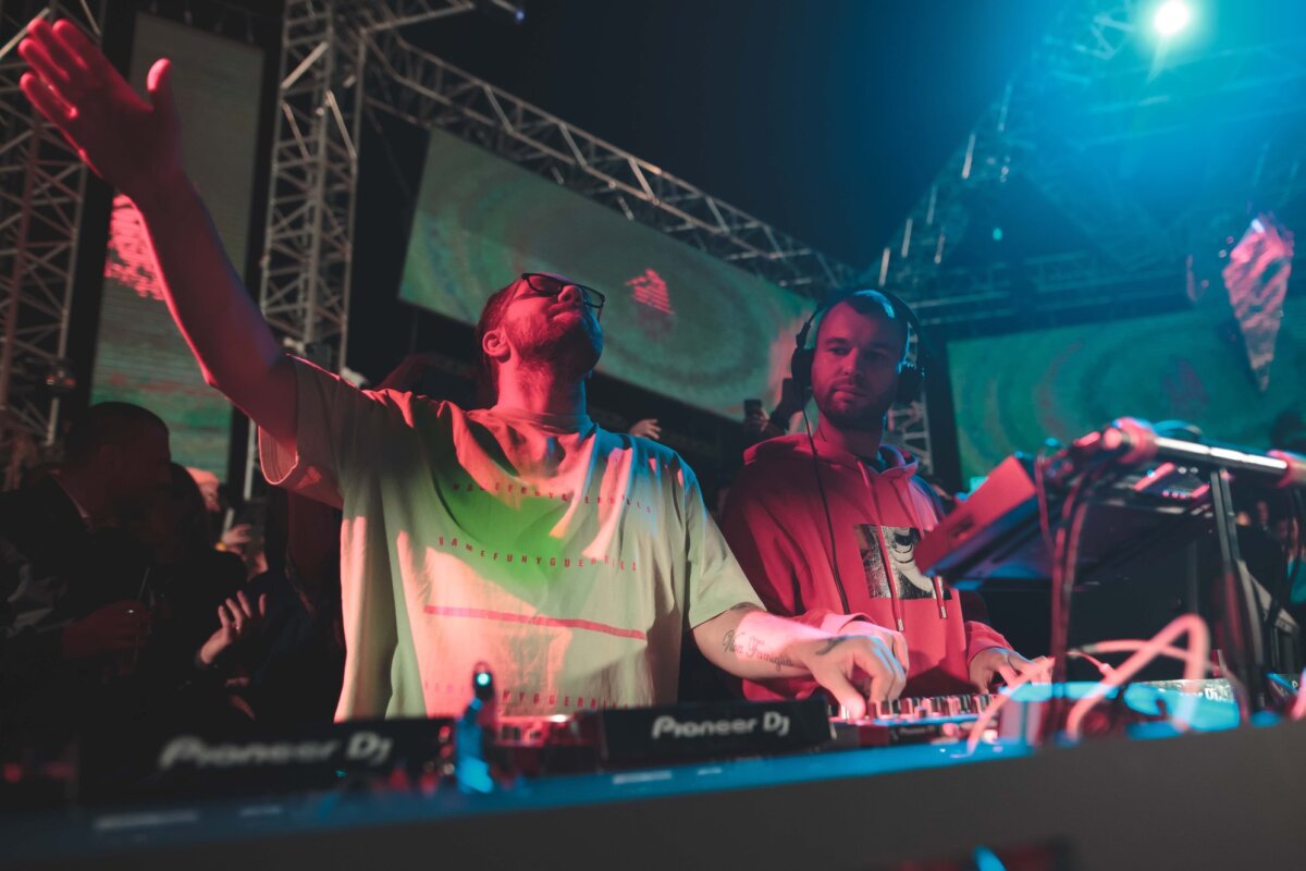 Arbat, el dúo ucraniano que cautivará a Bogotá El próximo 16 de febrero de 2024, el Chamorro City Hall será testigo de una experiencia musical única, donde las melodías profundas y contundentes del techno melódico envolverán a los asistentes en una noche mágica.